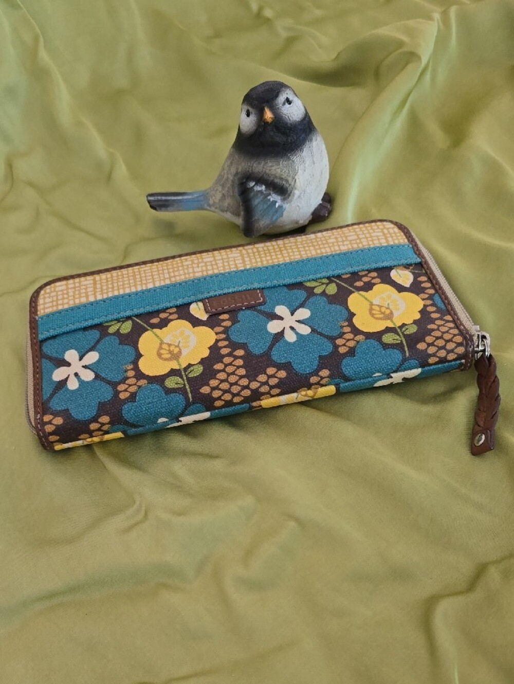 Fossil Key-Per zip-around wallet featuring a brown, yellow, and blue floral patt - Picture 5 of 5